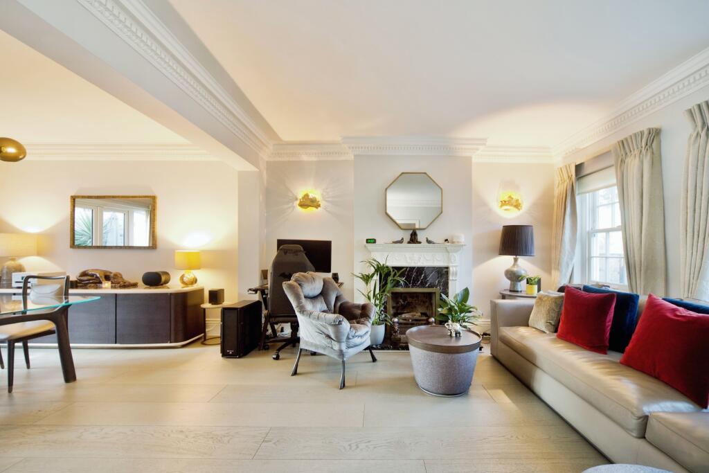 11 Squires Mount, Hampstead, London, NW3 1ED