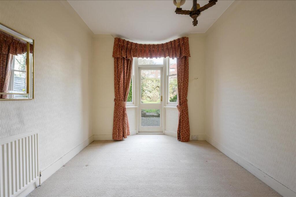 Selwyn Avenue, E4