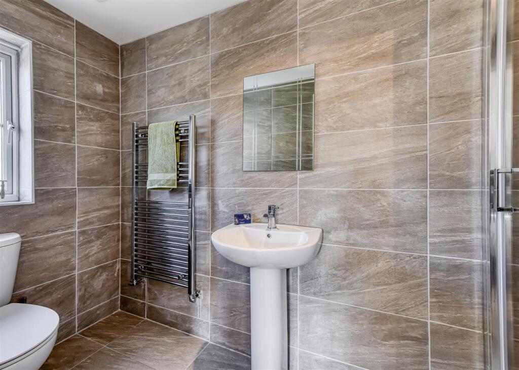 3 Riverside Gardens-bed2 ensuite.jpg