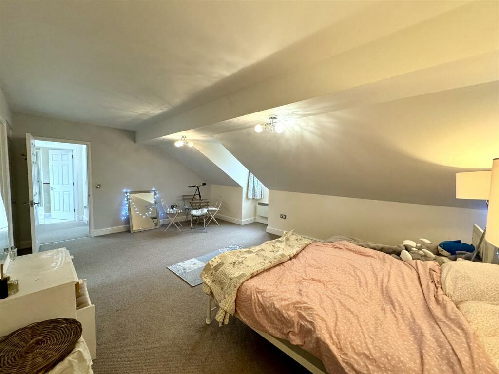 PRINCIPAL BEDROOM SUITE