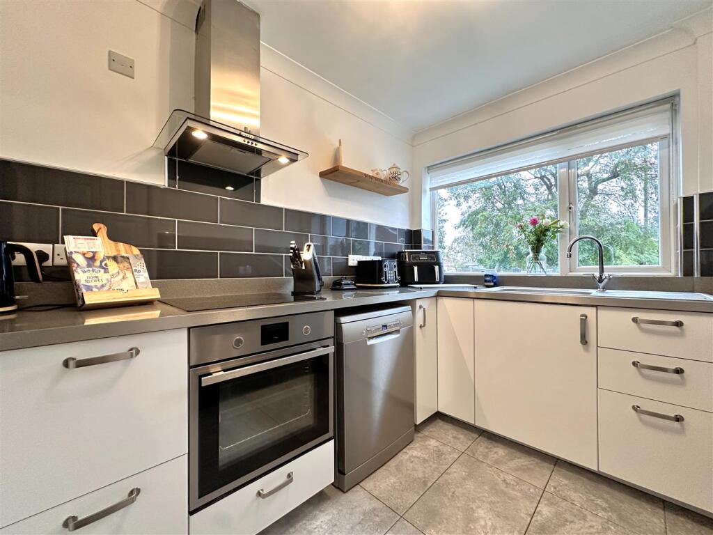 Stylish Modern Kitchen 996