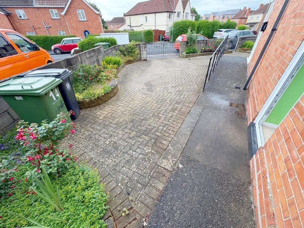Driveway to side.jpg