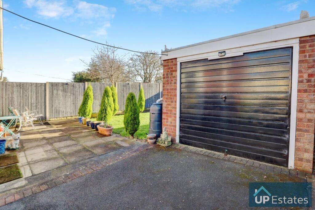 Garage &amp; Rear Garden