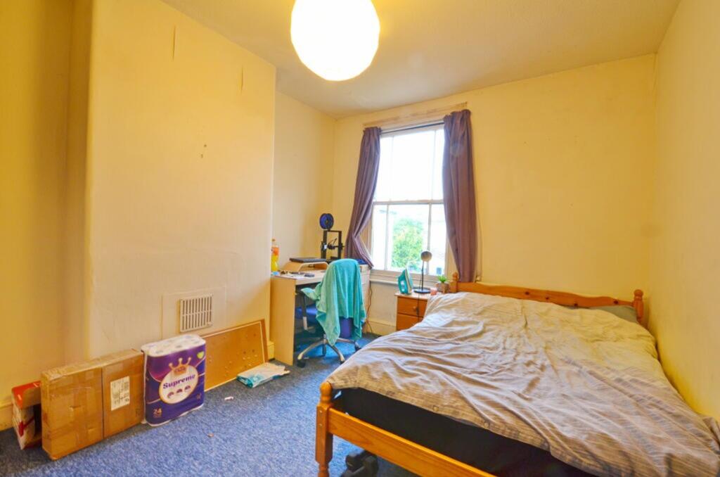This inviting double bedroom features ample nat...