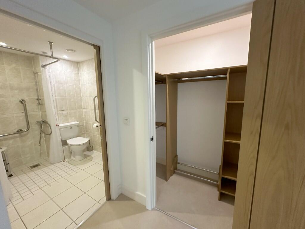 CLOSET/SHOWER