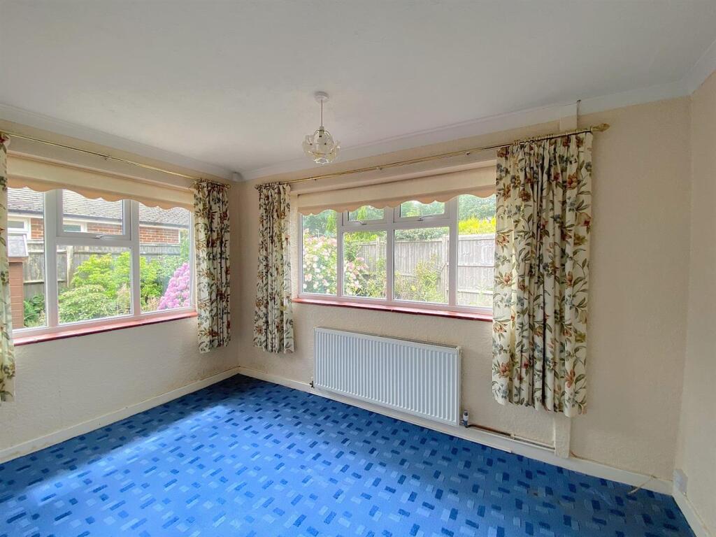 14 Ravens Close - Bed2.jpg