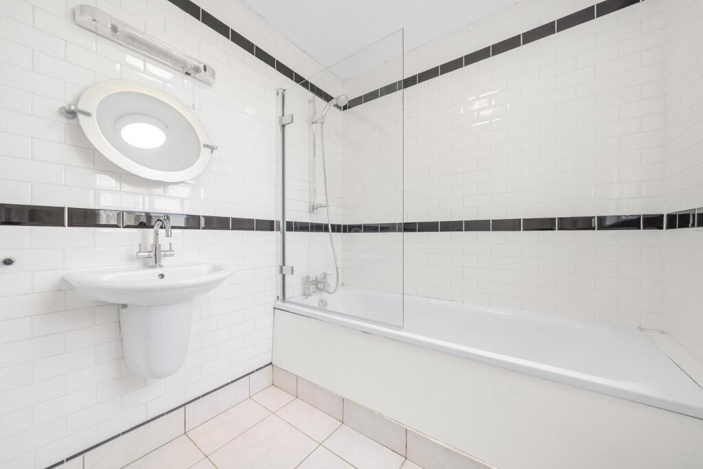 Bathroom (2).jpg