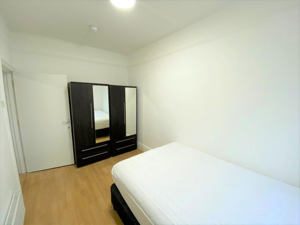 Burnside Road, Flat 2 Dagenham RM8 1XD