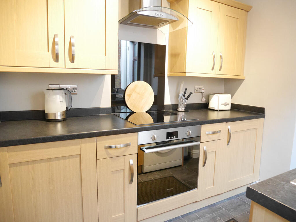 Modern Fitted Kit...