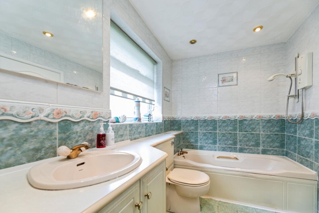 pbox-bathroom-332060.jpg