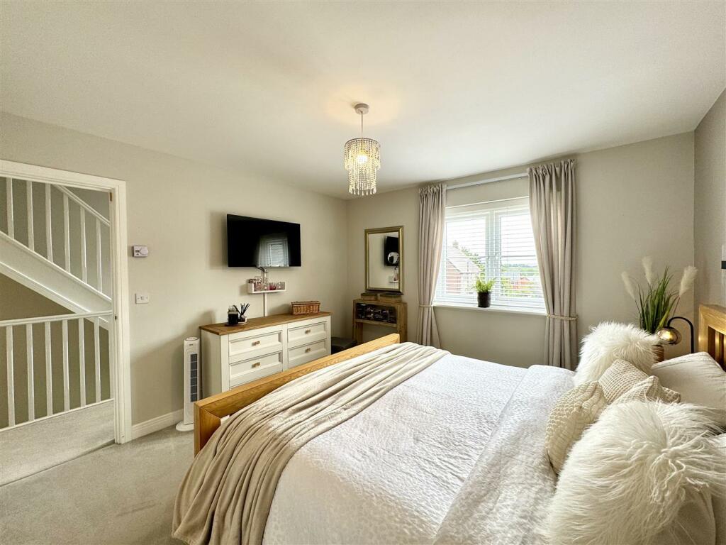MAIN BEDROOM SUITE