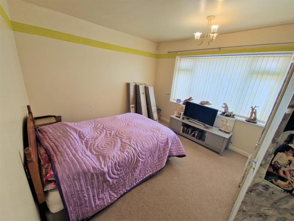 DOUBLE BEDROOM