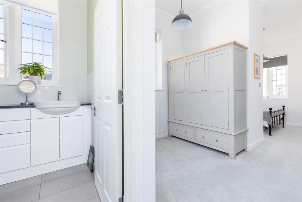 Dressing Area to En-suite
