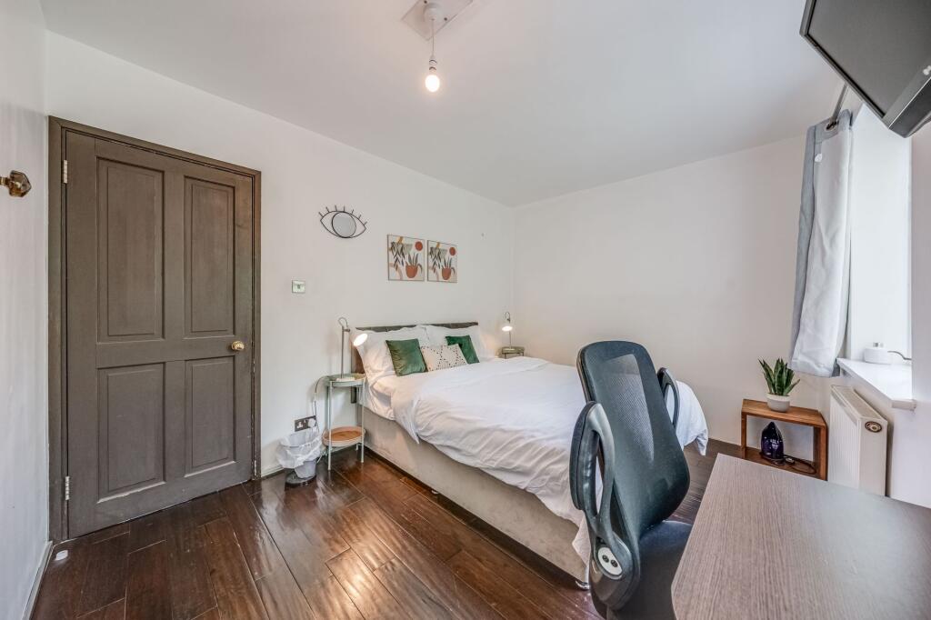 A neat and inviting double bedroom featuring a ...