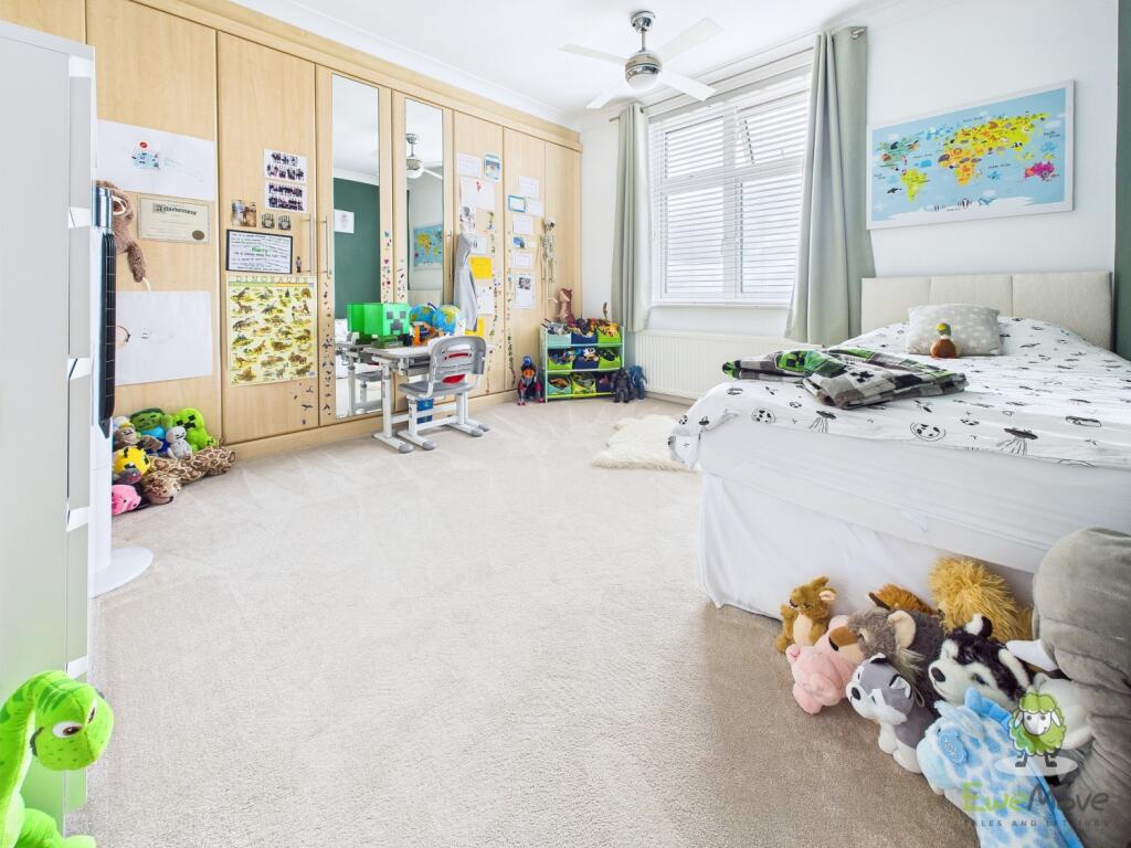 CAM01543G0-PR0146-STILL056