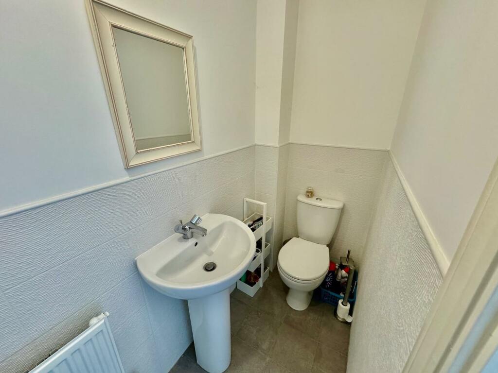 EN-SUITE SHOWER ROOM