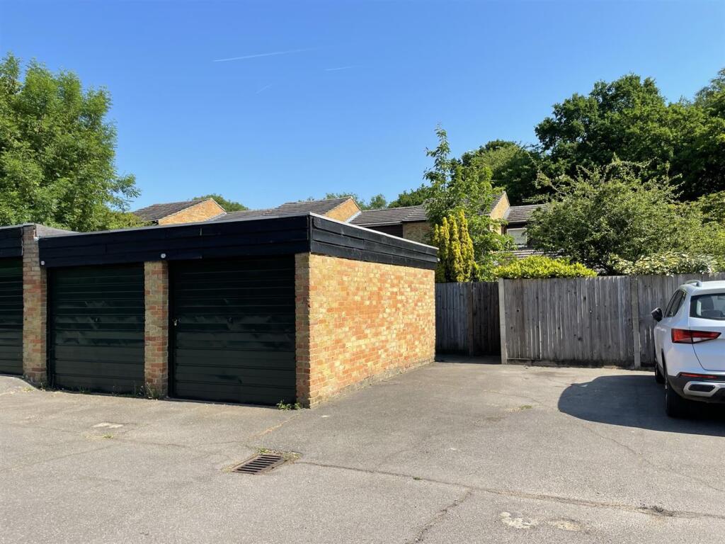 Garage to the rear.jpeg