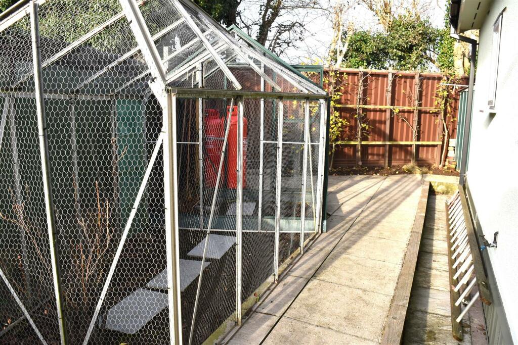 ENCLOSED PATIO GARDEN
