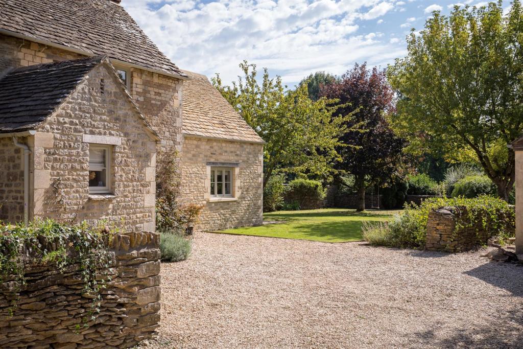 6 - 41 Ampney Crucis - GL7 5SF - Web.jpg