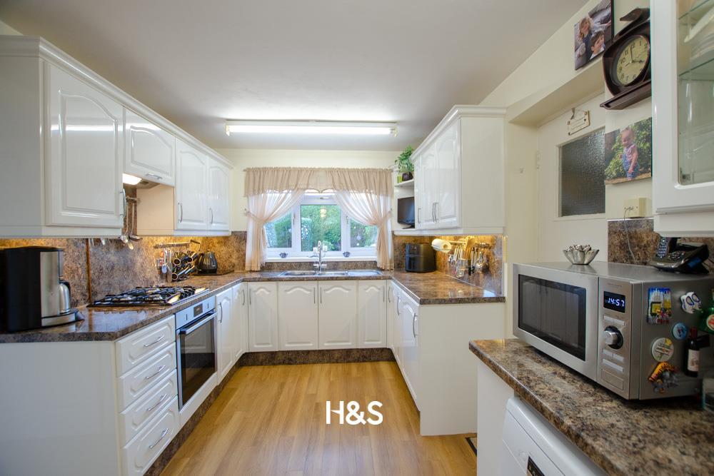 1 Pensham Croft - kitchen.jpg