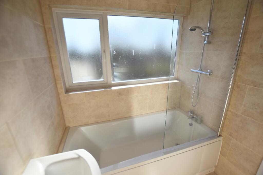 19 Buckman Close bathroom 2