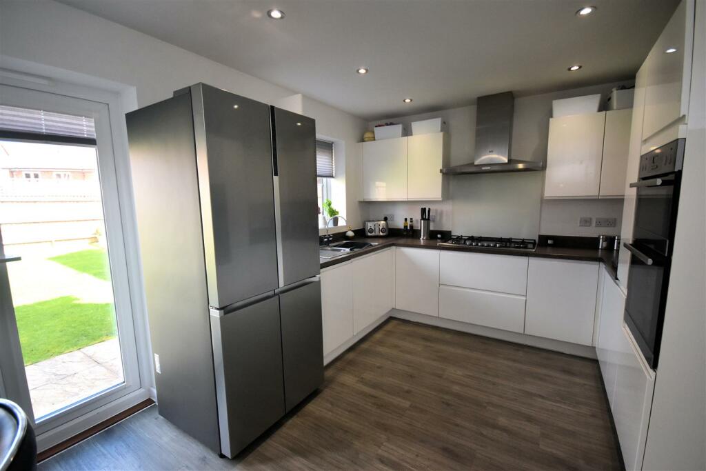 Kitchen 2.jpg