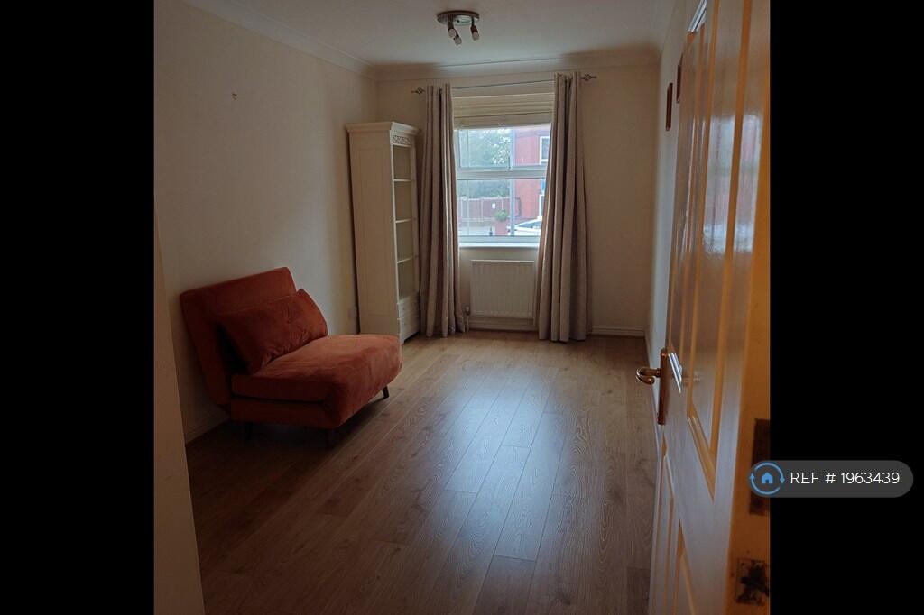 Double Bedroom With Single Sofabed