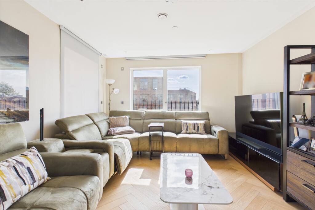 CAM03162G0-PR0257-STILL003