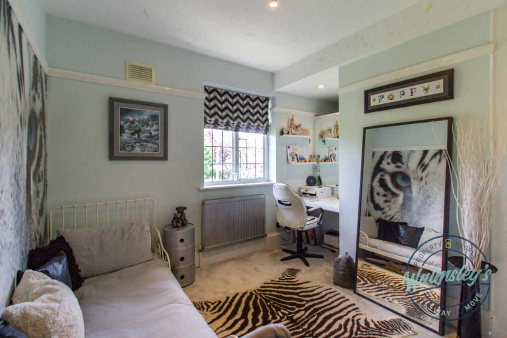 Middle bedroom
