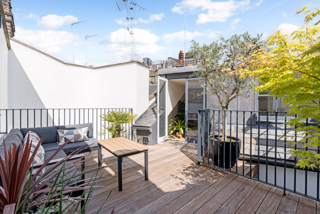 Sunny Second Floor Roof Terrace