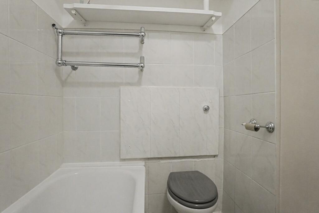 Flat 5 Florin Court, Charterhouse Square, Barbican, London, EC1M 6ET