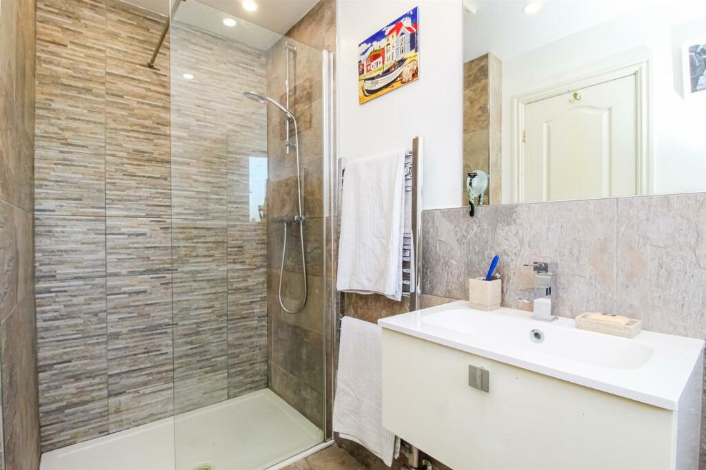 EN SUITE SHOWER ROOM/W.C.