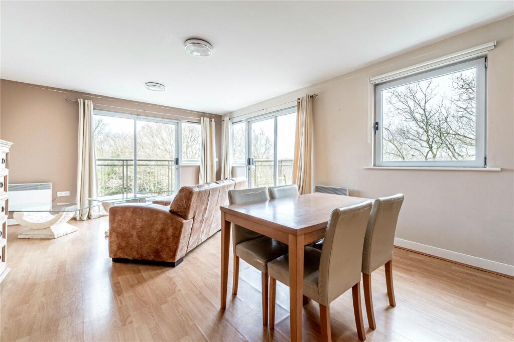 Lounge/Dining