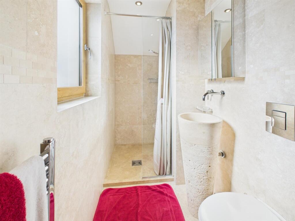 EN-SUITE SHOWER ROOM