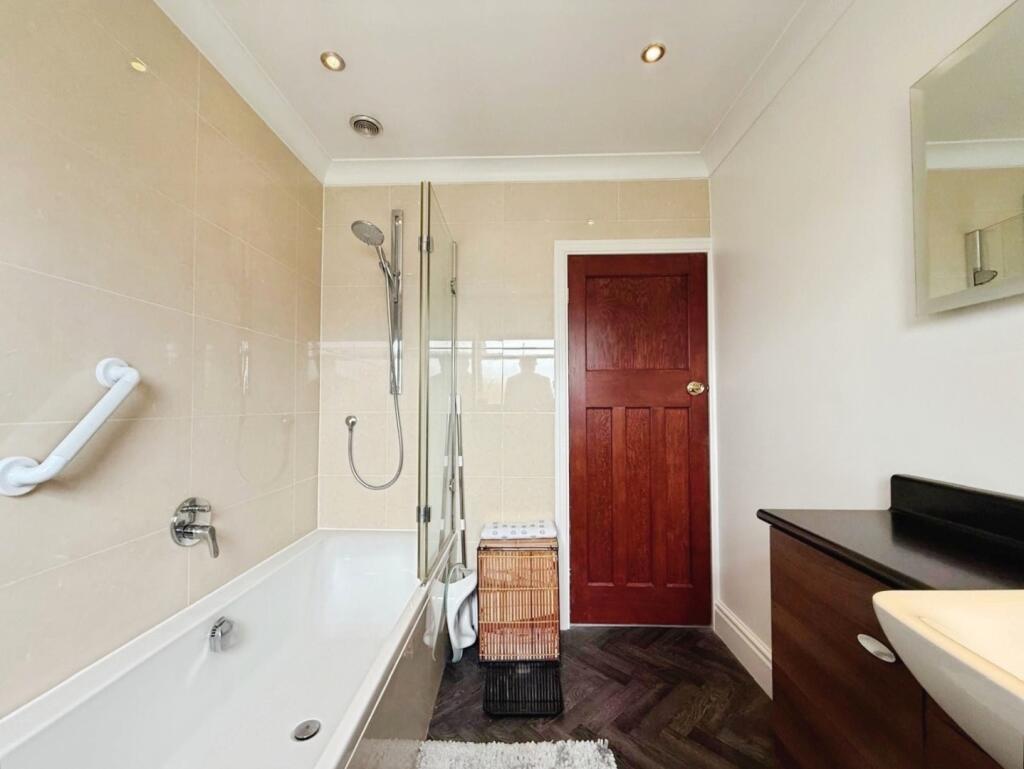 pbox-bathroom-325206.jpg
