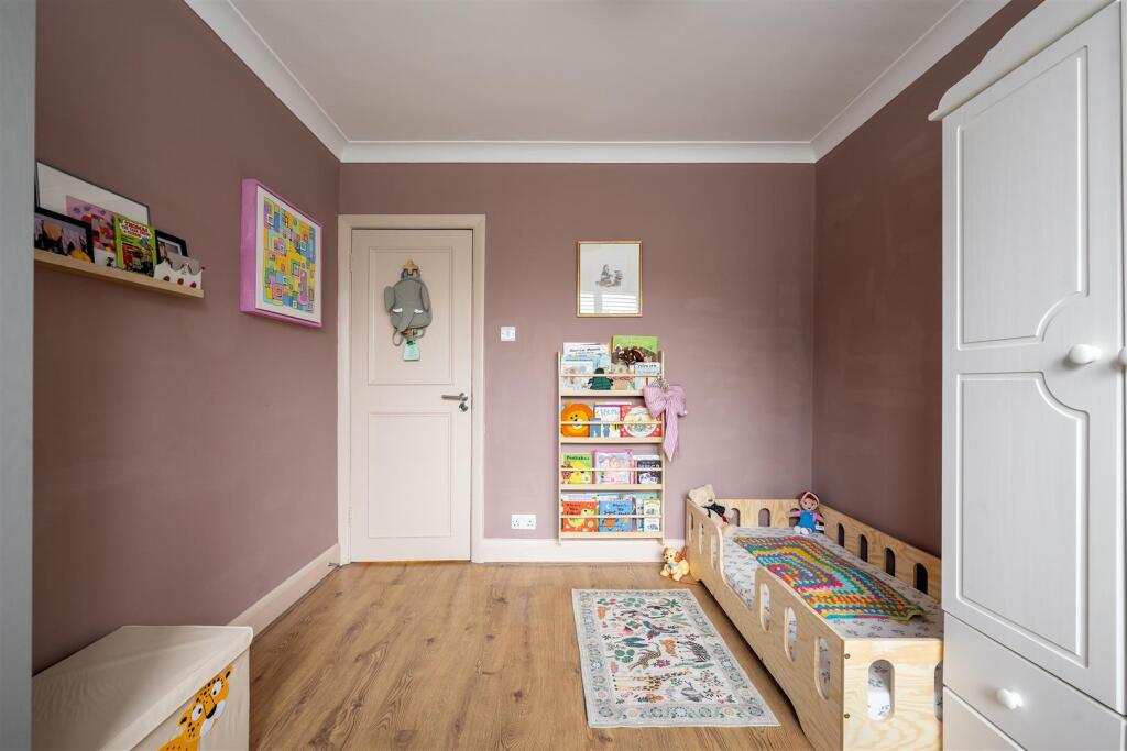 32, Forest Court