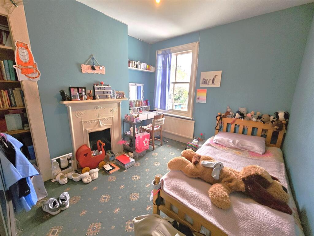 Bed 2.jpg