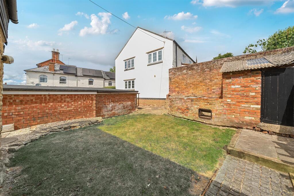 19 High Street, Greens Norton