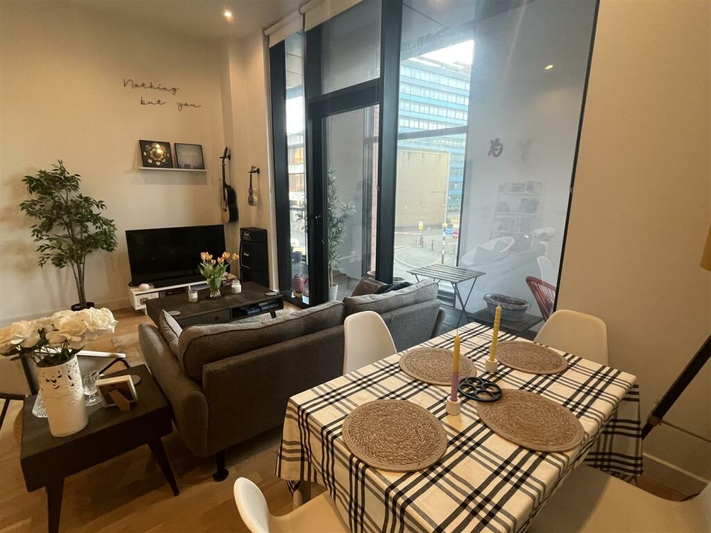 LOUNGE/DINING AREA: