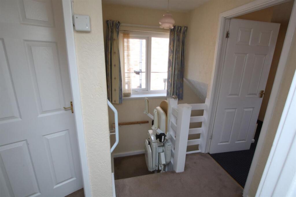 FIRST FLOOR LANDING