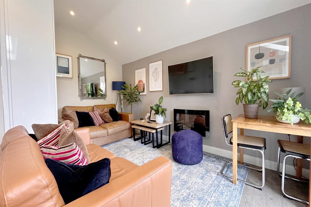 Living Room / Dining