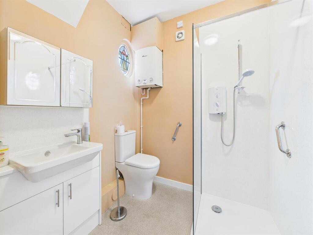 Ground Floor Cloakroom/Shower Room