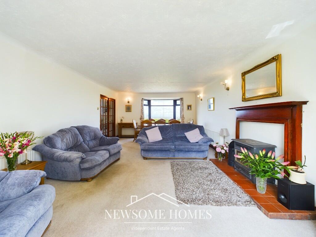 Lounge/ Dining Room