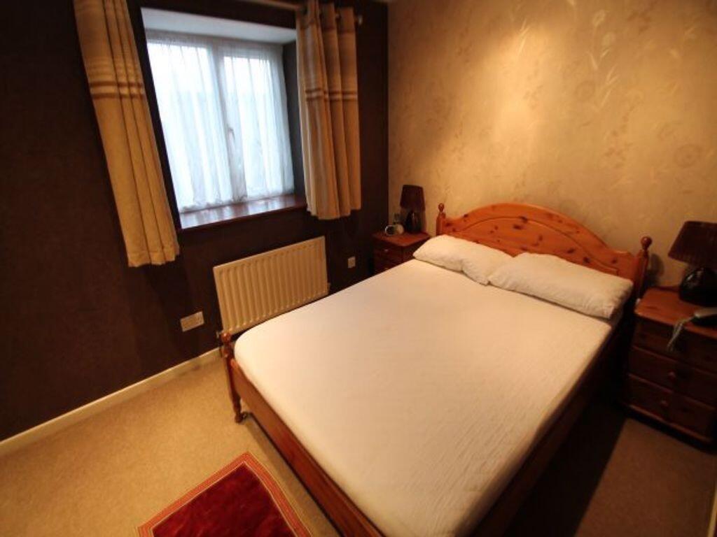 Cozy double bedroom with a comfortable double b...