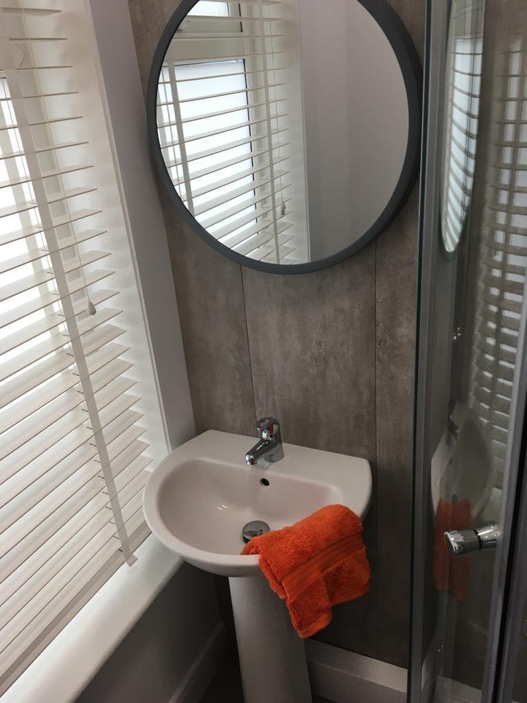 6) 221 Newland Avenue Bathroom 2 30.07.2020.jpg