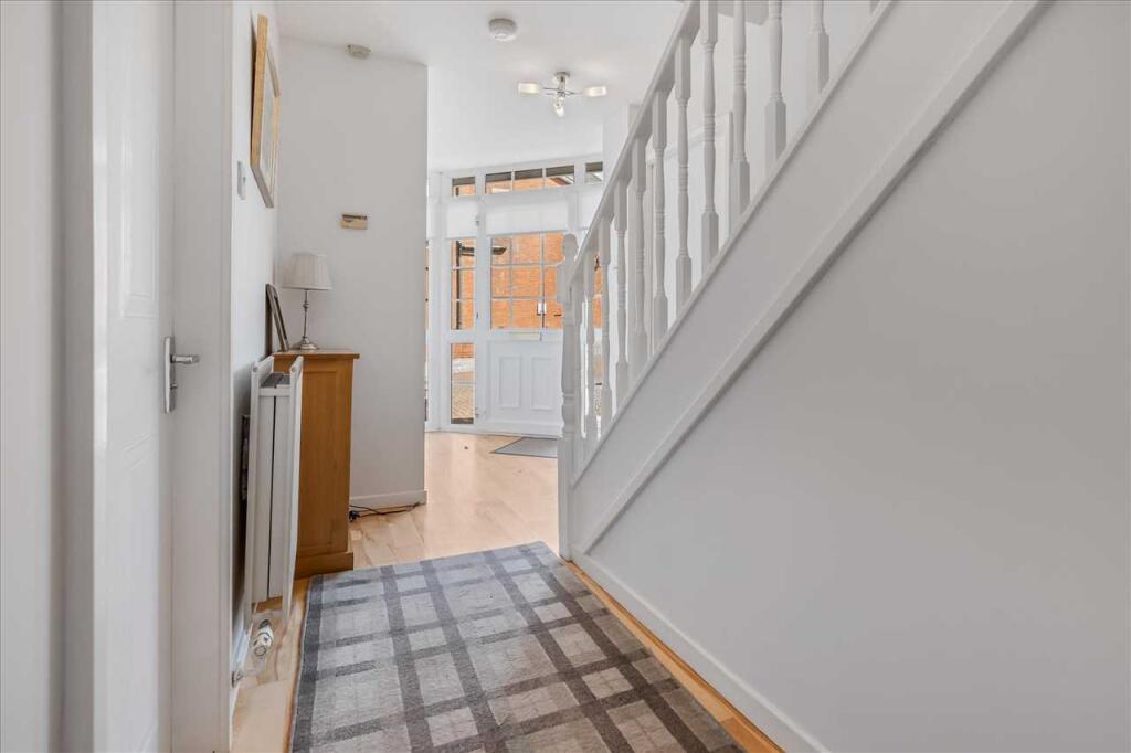 Entrance Hallway (2)