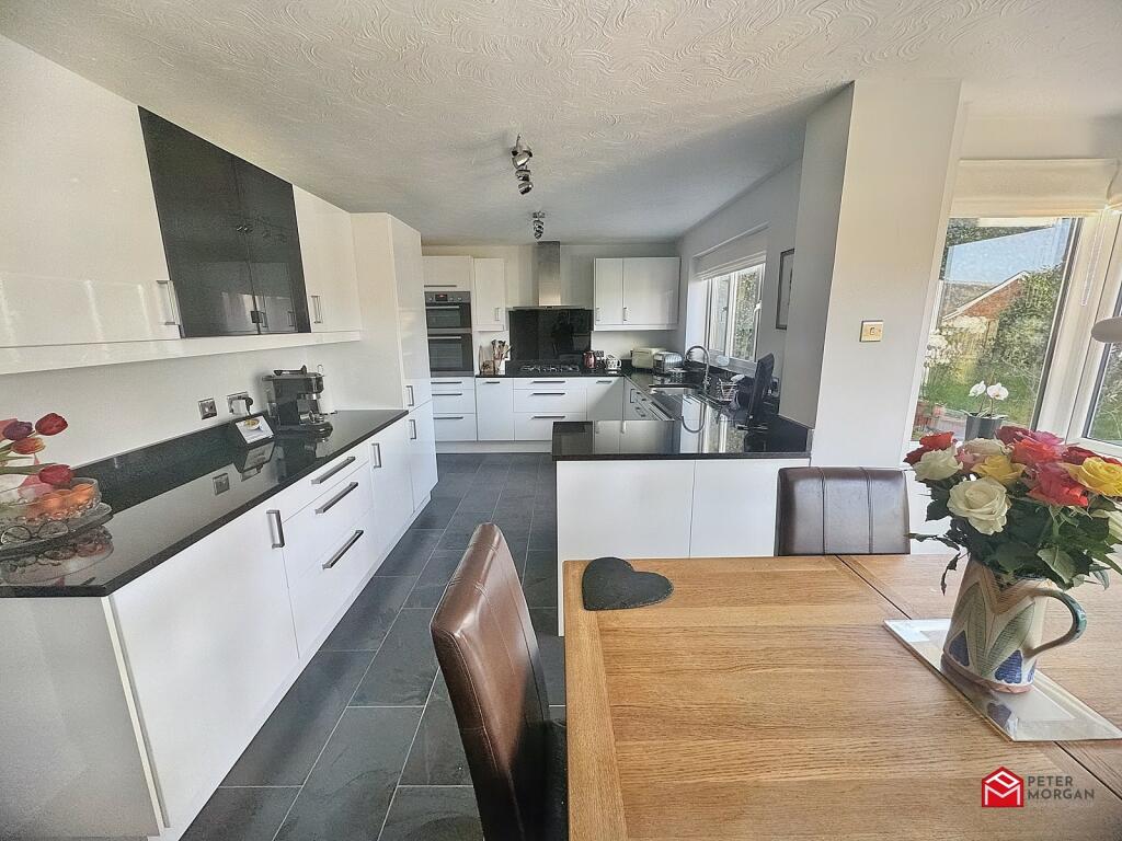 Kitchen / Dining Area