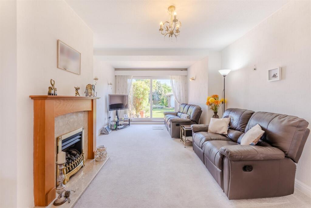 Lounge/Dining Room