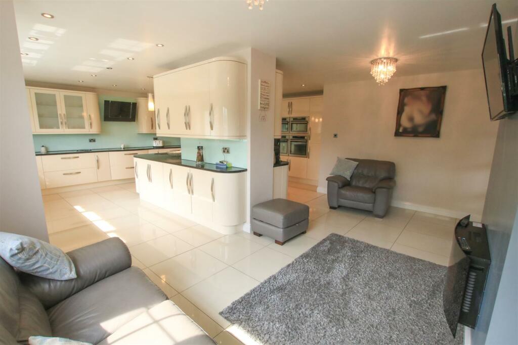 OPEN PLAN LIVING DINING KITCHEN