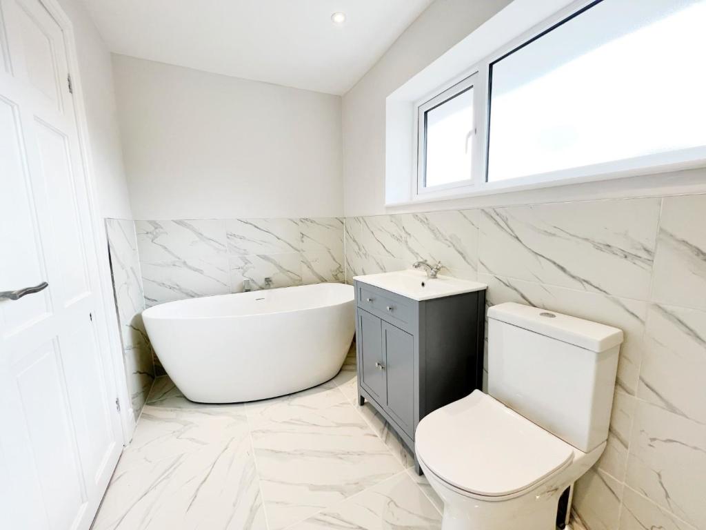 Bathroom 1.jpg
